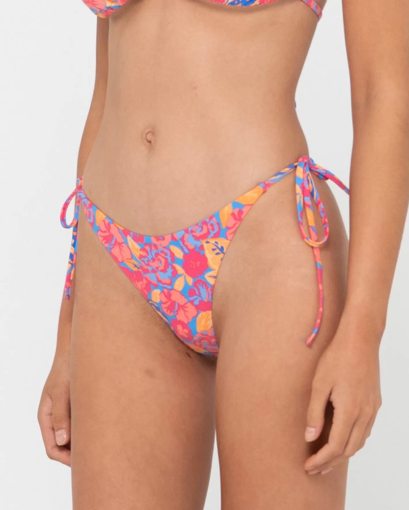 Mujer Rusty Braguitas De Bikini Brasilenas Con Lazo Lateral Y Estampado Rio Hibiscus