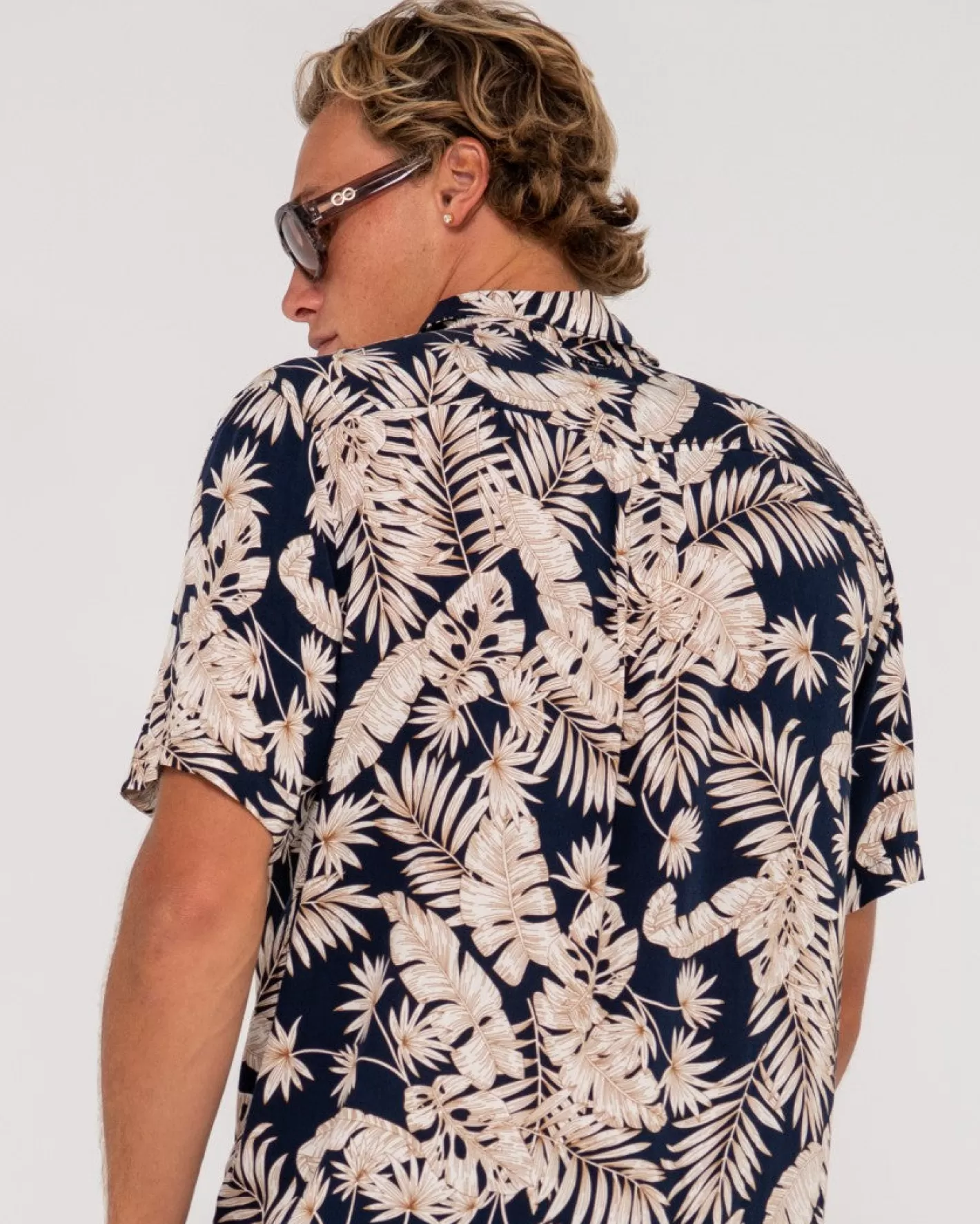 Hombre Rusty Camisa De Manga Corta De Ajuste Relajado Line Up