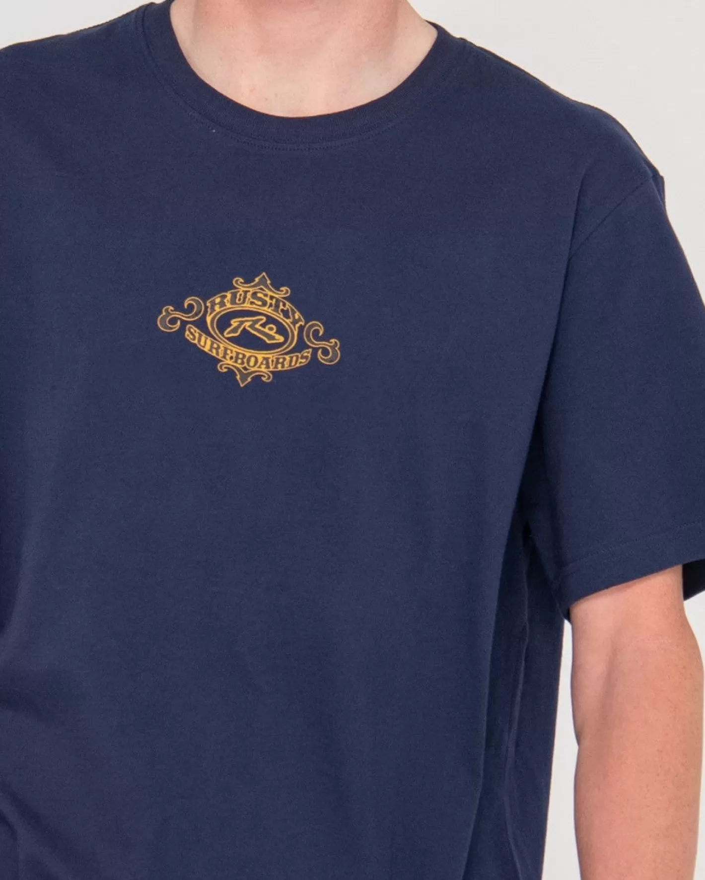 Hombre Rusty Camiseta Grafica De Manga Corta Con Filigrana